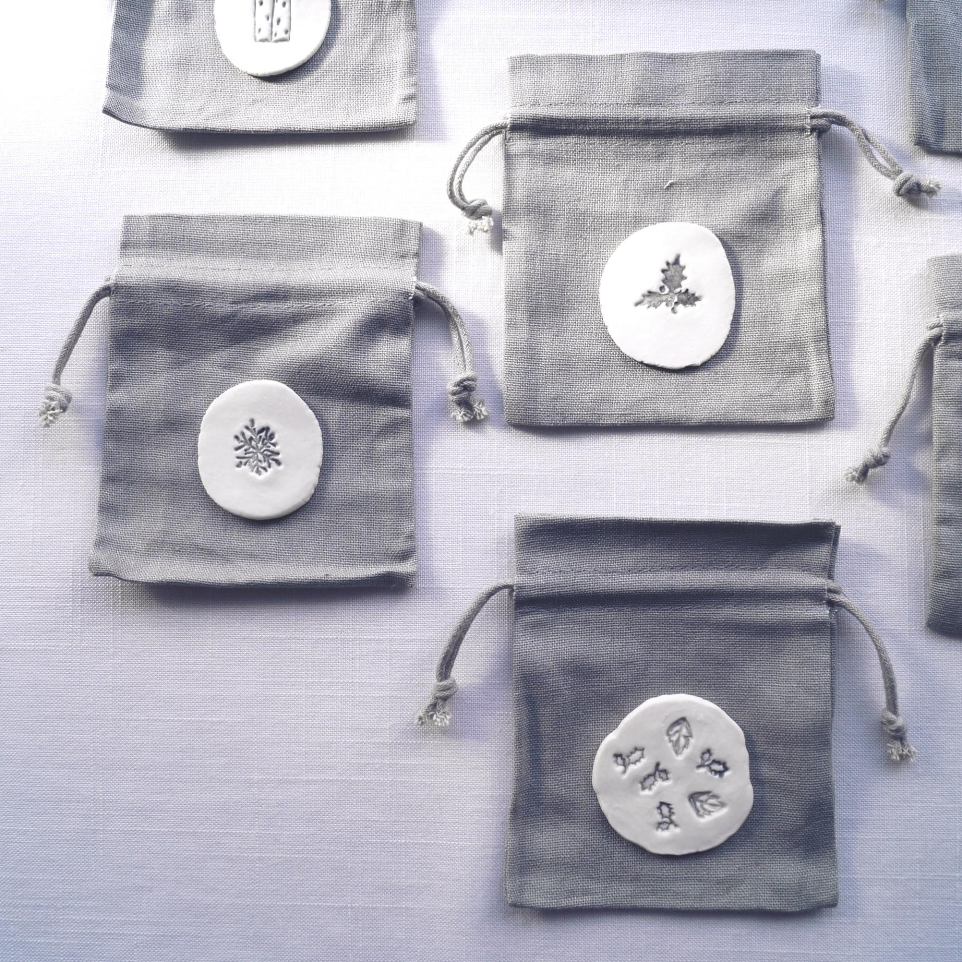 Set of 12 favour bags, Christmas favour bags, Christmas cracker alternative, grey bags, Christmas bags, porcelain, 12 linen b