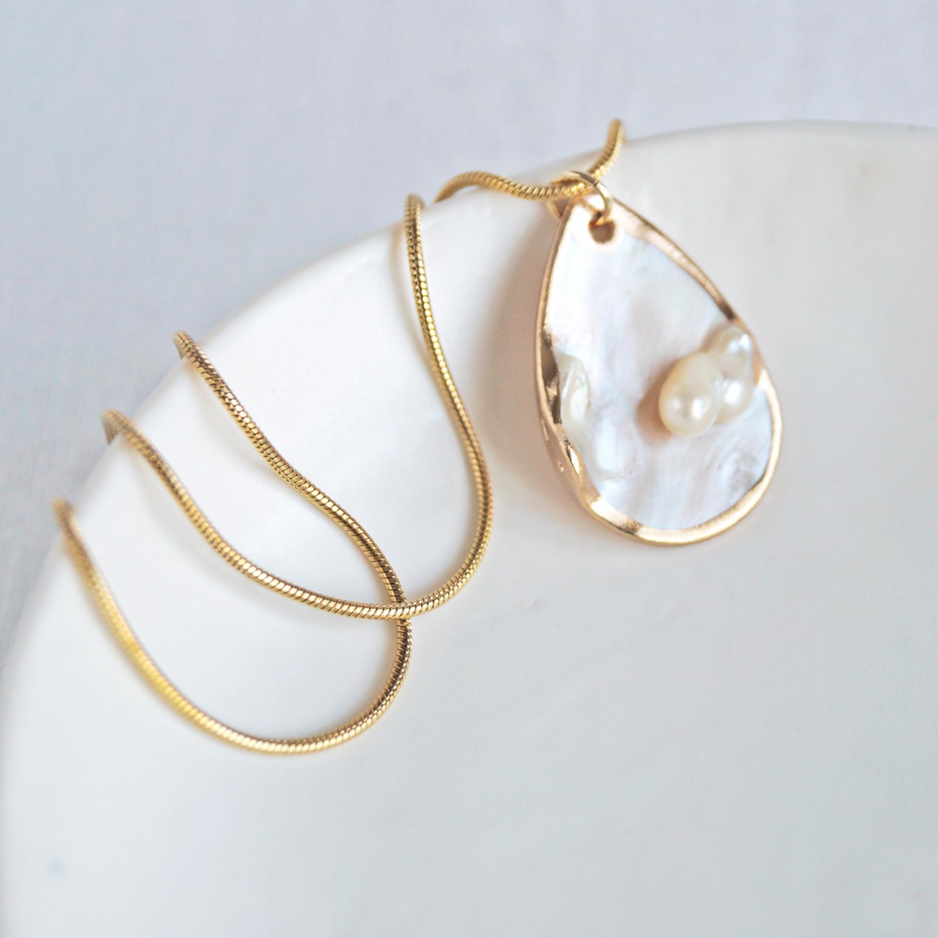 Mother of pearl, shell necklace, natural pearl necklace, teardrop shell, gold snake chain, stainless steel snake chain, Vanil