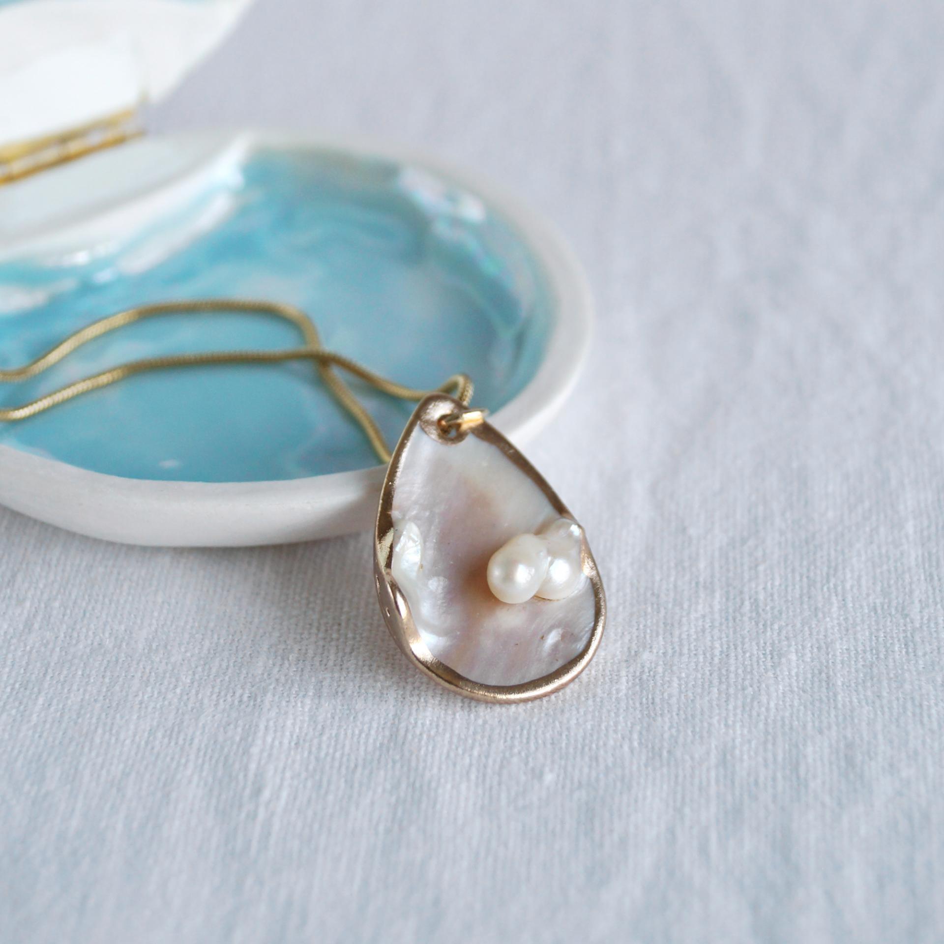 Mother of pearl, shell necklace, natural pearl necklace, teardrop shell, gold snake chain, stainless steel snake chain, Vanil