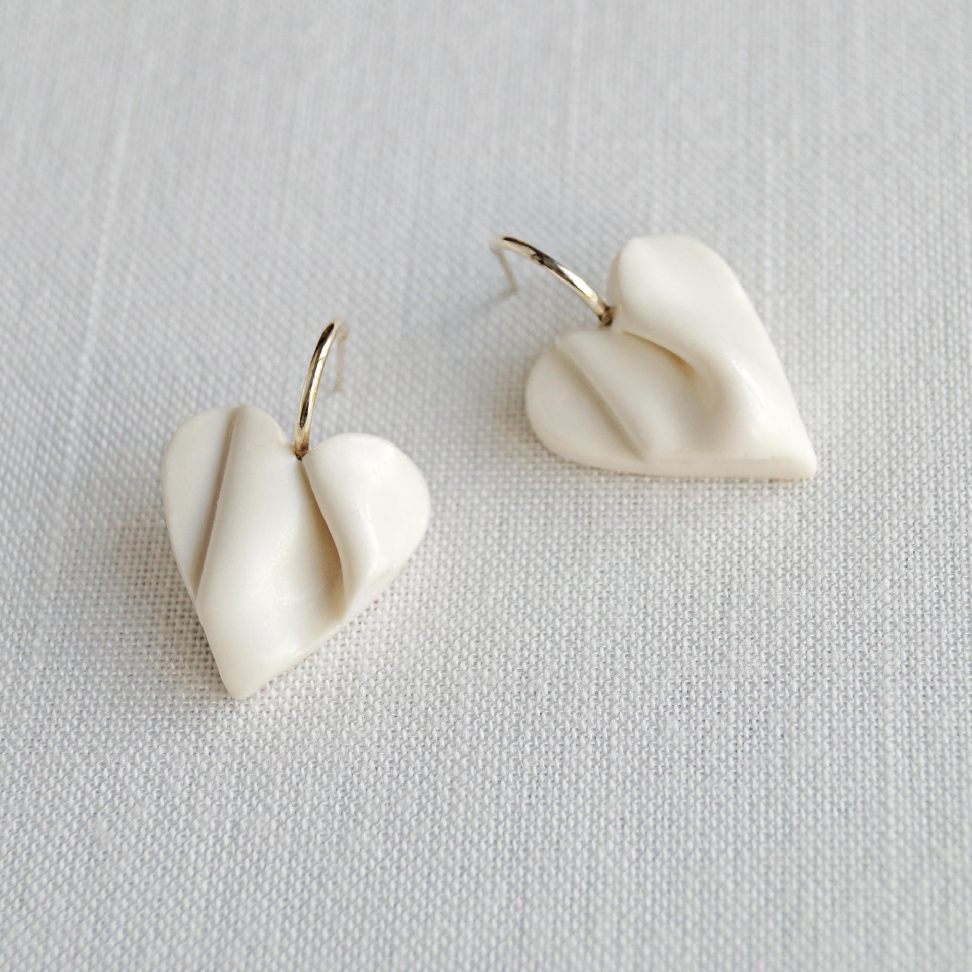 White draped hearts earrings, 925 sterling silver, semi circular wires, white heart earrings, wedding jewellery, bride earrin